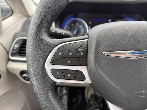 Used 2019 Chrysler Pacifica Touring Plus w/ Advanced Safetytec Group FWD image 13