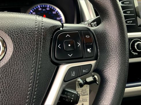 Used 2017 Toyota Highlander LE image 24
