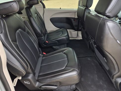 Used 2023 Chrysler Pacifica Touring-L FWD image 41