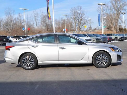 Used 2024 Nissan Altima 2.5 SV image 2