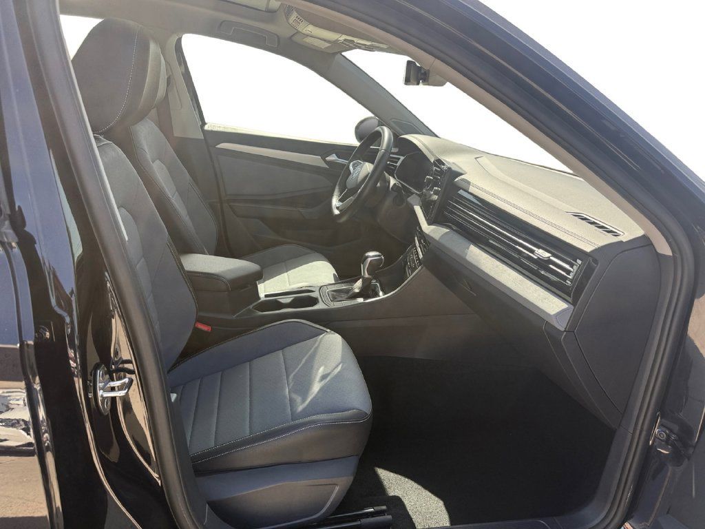 Used 2025 Volkswagen Jetta SE FWD image 16