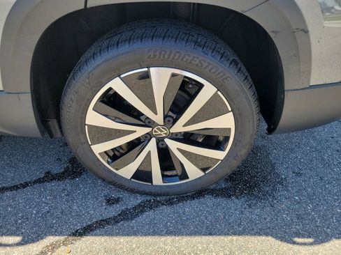 Certified 2022 Volkswagen Taos SE image 31