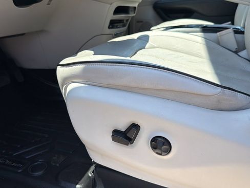 Used 2018 Chrysler Pacifica Limited w/ Advanced Safetytec Group FWD image 10