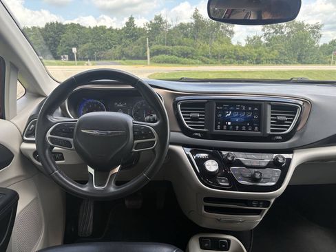 Used 2018 Chrysler Pacifica Touring-L FWD image 18
