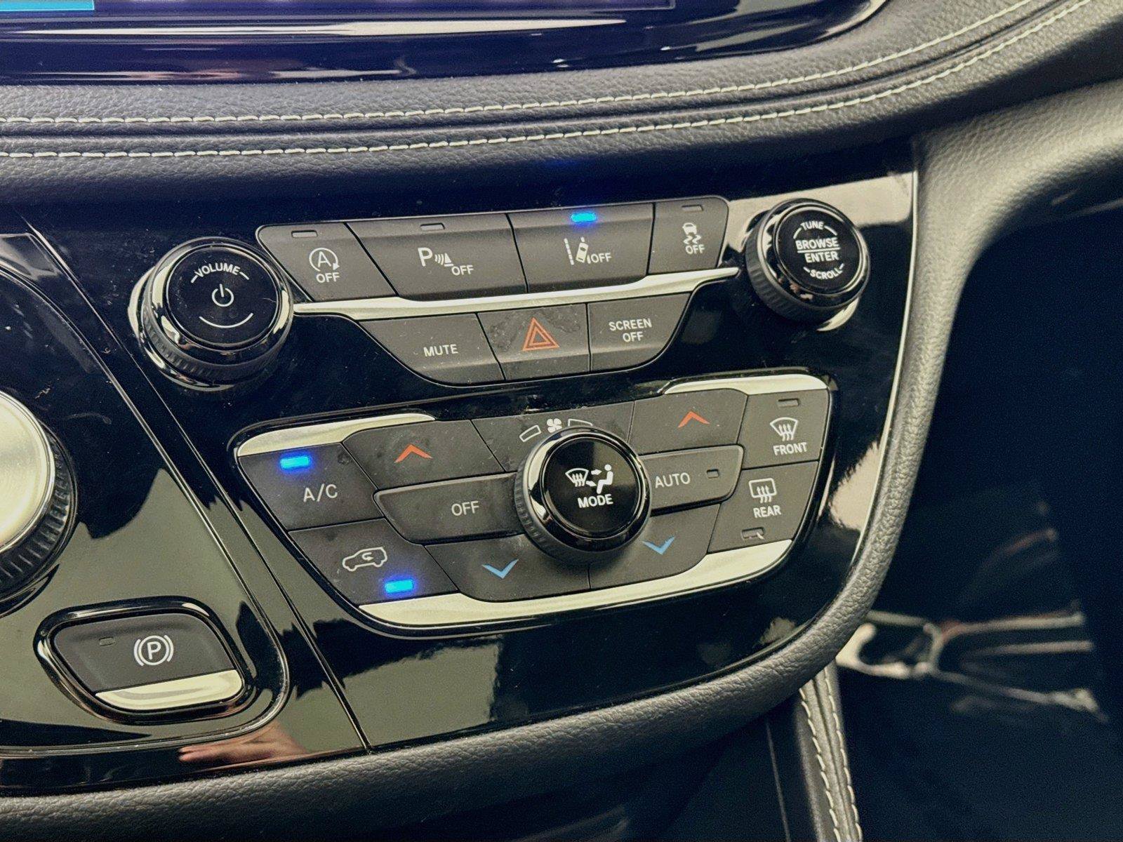 Used 2025 Chrysler Pacifica Limited FWD image 26