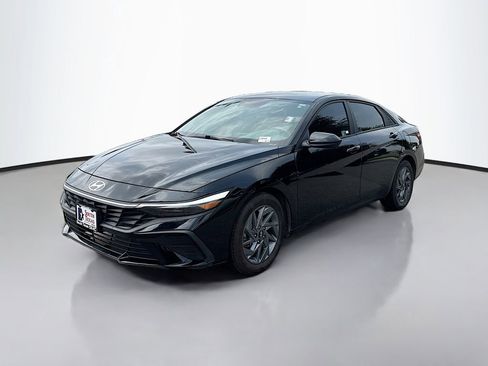 Used 2024 Hyundai Elantra SEL FWD image 3