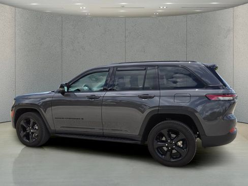 Used 2024 Jeep Grand Cherokee Limited w/ Black Appearance Package AWD/4WD image 8