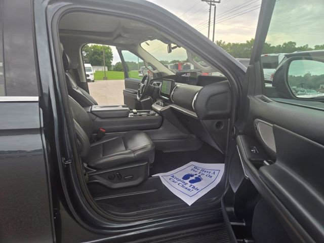 Used 2025 Ford Expedition Active AWD/4WD image 3