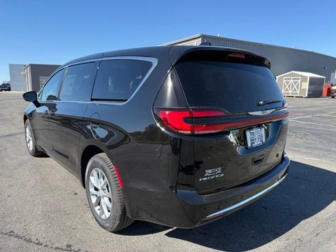 New 2026 Chrysler Pacifica Select image 4