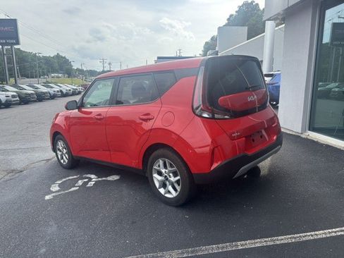 Used 2024 Kia Soul LX w/ Option Group 015 FWD image 3