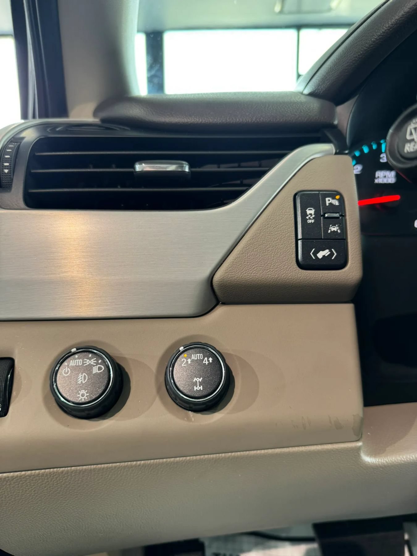 Used 2017 GMC Yukon SLT AWD/4WD image 18