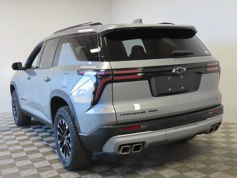 Used 2025 Chevrolet Traverse Z71 AWD/4WD image 3