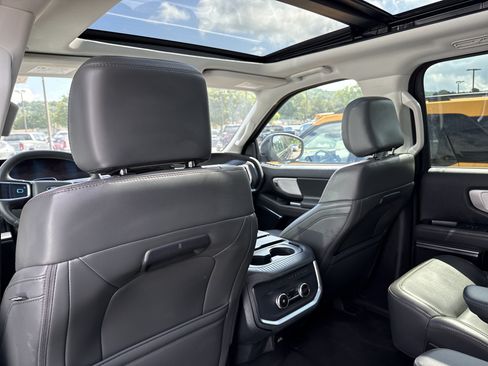 Used 2025 Ford Expedition Active AWD/4WD image 2