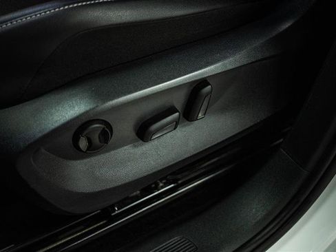 Used 2022 Volkswagen Tiguan SE image 16