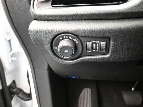 Used 2025 Chrysler Pacifica Select FWD image 27