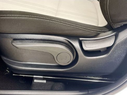 Used 2023 Hyundai Venue SEL image 23