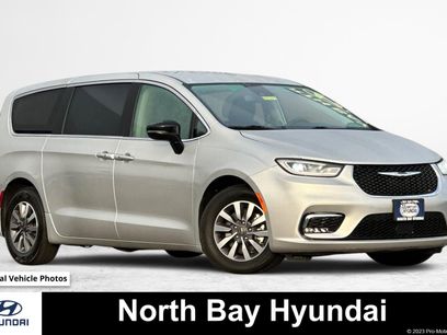 Used 2024 Chrysler Pacifica Select