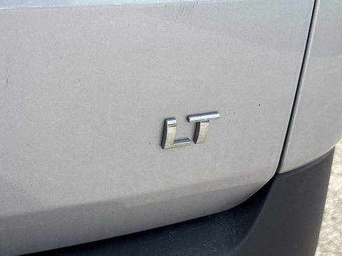 Used 2022 Chevrolet Traverse LT image 9