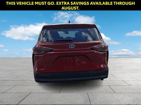 Used 2025 Toyota Sienna LE FWD image 7