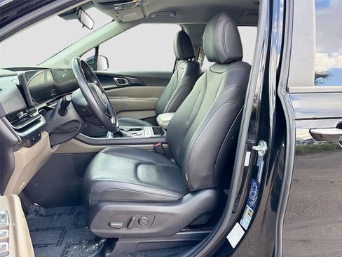 Used 2025 Kia Carnival FWD image 21