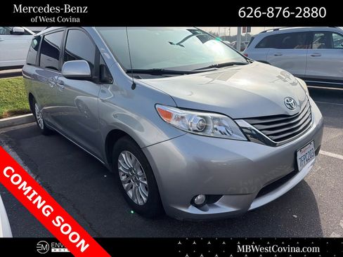 Used 2014 Toyota Sienna XLE image 1