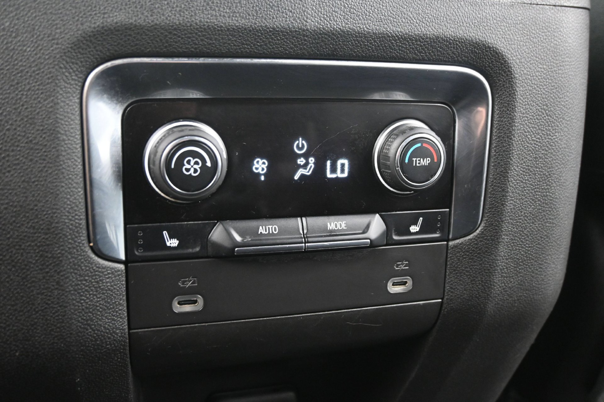 Used 2023 Chevrolet Suburban Premier AWD/4WD image 19