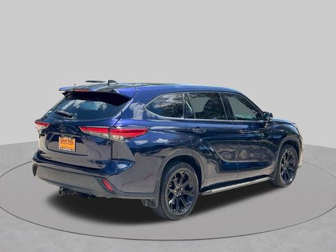 Used 2022 Toyota Highlander LE FWD image 5