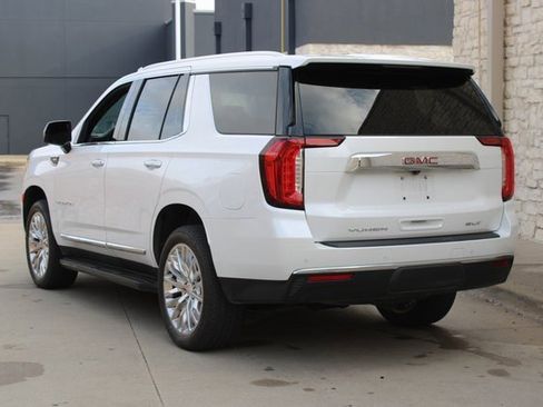 Used 2023 GMC Yukon SLT w/ SLT Premium Package image 3