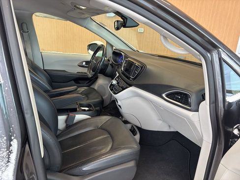 Used 2019 Chrysler Pacifica Touring-L w/ Tire & Wheel Group image 24