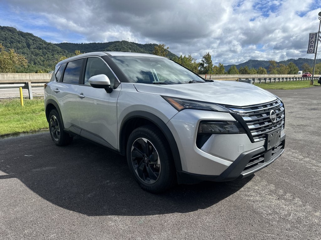 Used 2025 Nissan Rogue SV AWD/4WD image 2