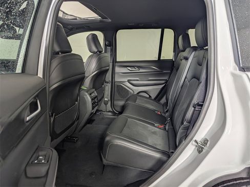 New 2025 Jeep Grand Cherokee Altitude image 25