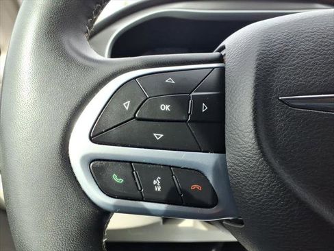 Used 2023 Chrysler Pacifica Touring-L FWD image 16