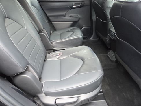 Used 2022 Toyota Highlander XLE AWD/4WD image 30