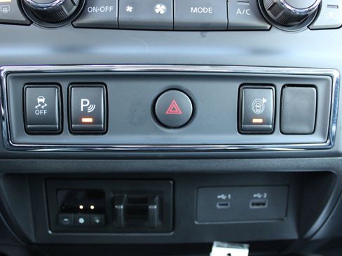 Certified 2024 Nissan Titan SV w/ SV Convenience Package image 21