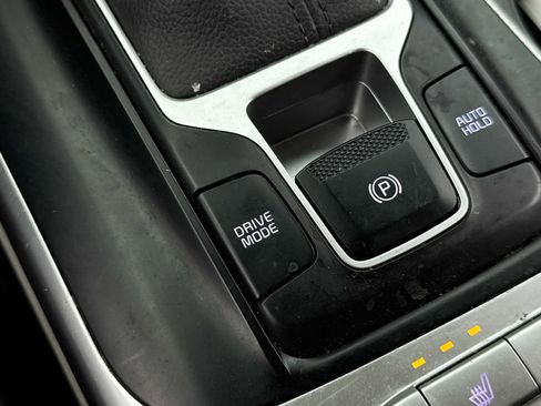 Used 2024 Kia Carnival LX FWD image 7