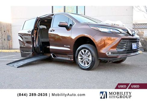 Used 2022 Toyota Sienna XLE w/ XLE Plus Package image 1