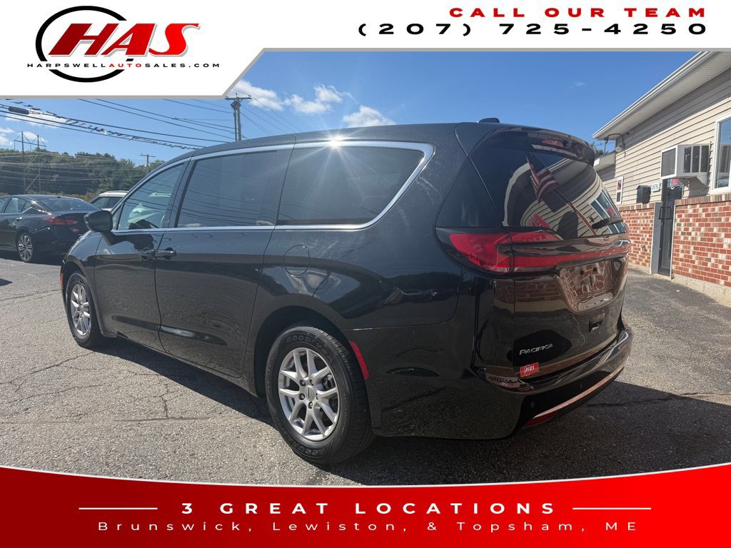 Used 2024 Chrysler Pacifica Touring-L FWD image 4