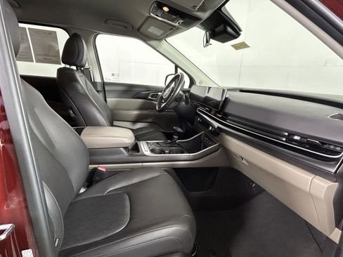 Certified 2025 Kia Carnival image 5