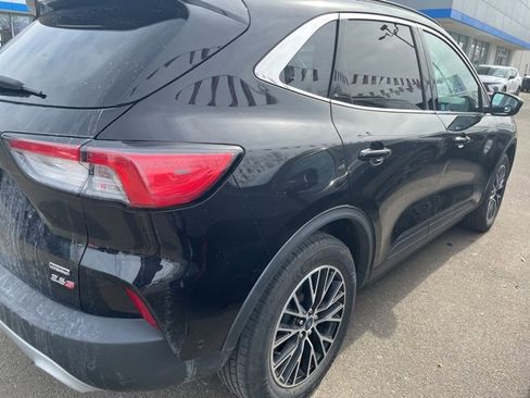 Used 2021 Ford Escape Titanium image 2