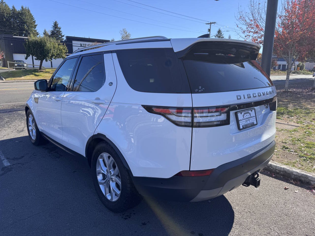 Used 2019 Land Rover Discovery SE AWD/4WD image 2
