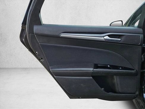 Used 2015 Ford Fusion SE image 16