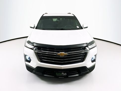 Used 2023 Chevrolet Traverse LT FWD image 2