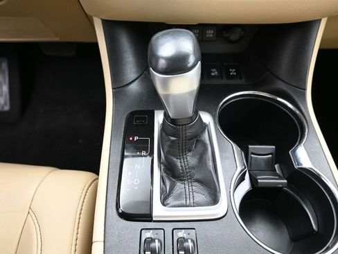 Used 2019 Toyota Highlander XLE image 26