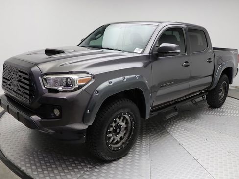 Used 2017 Toyota Tacoma TRD Sport image 1