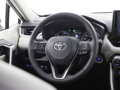 Used 2022 Toyota RAV4 XLE Premium image 16