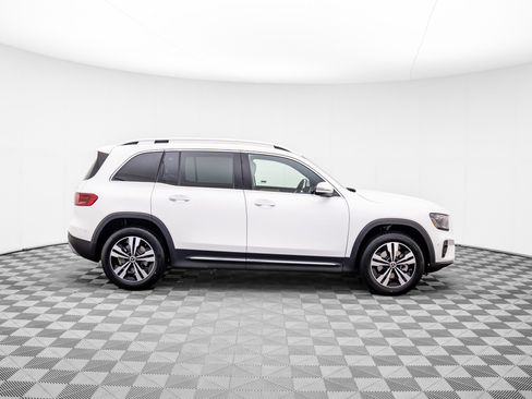 New 2025 Mercedes-Benz GLB 250 4MATIC image 7