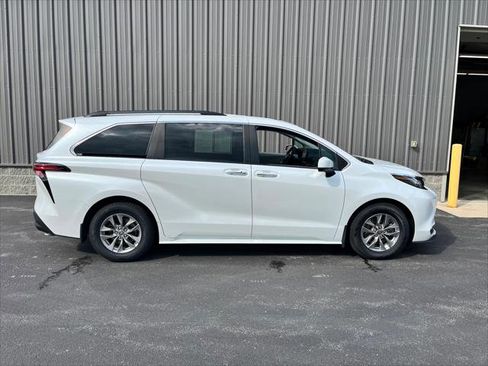 Certified 2022 Toyota Sienna XLE image 1