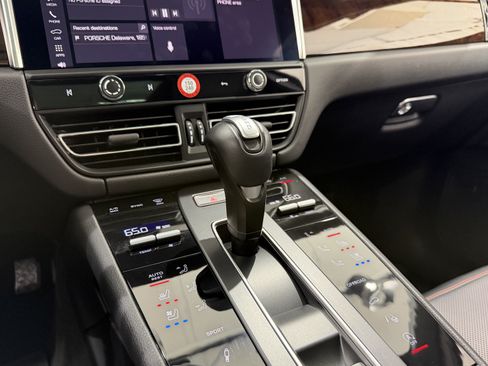 Certified 2024 Porsche Macan S AWD/4WD image 39