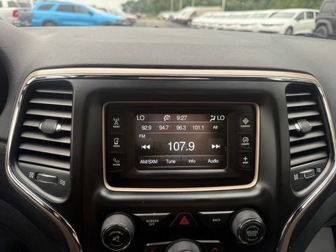 Used 2017 Jeep Grand Cherokee Laredo w/ Quick Order Package 23E AWD/4WD image 24