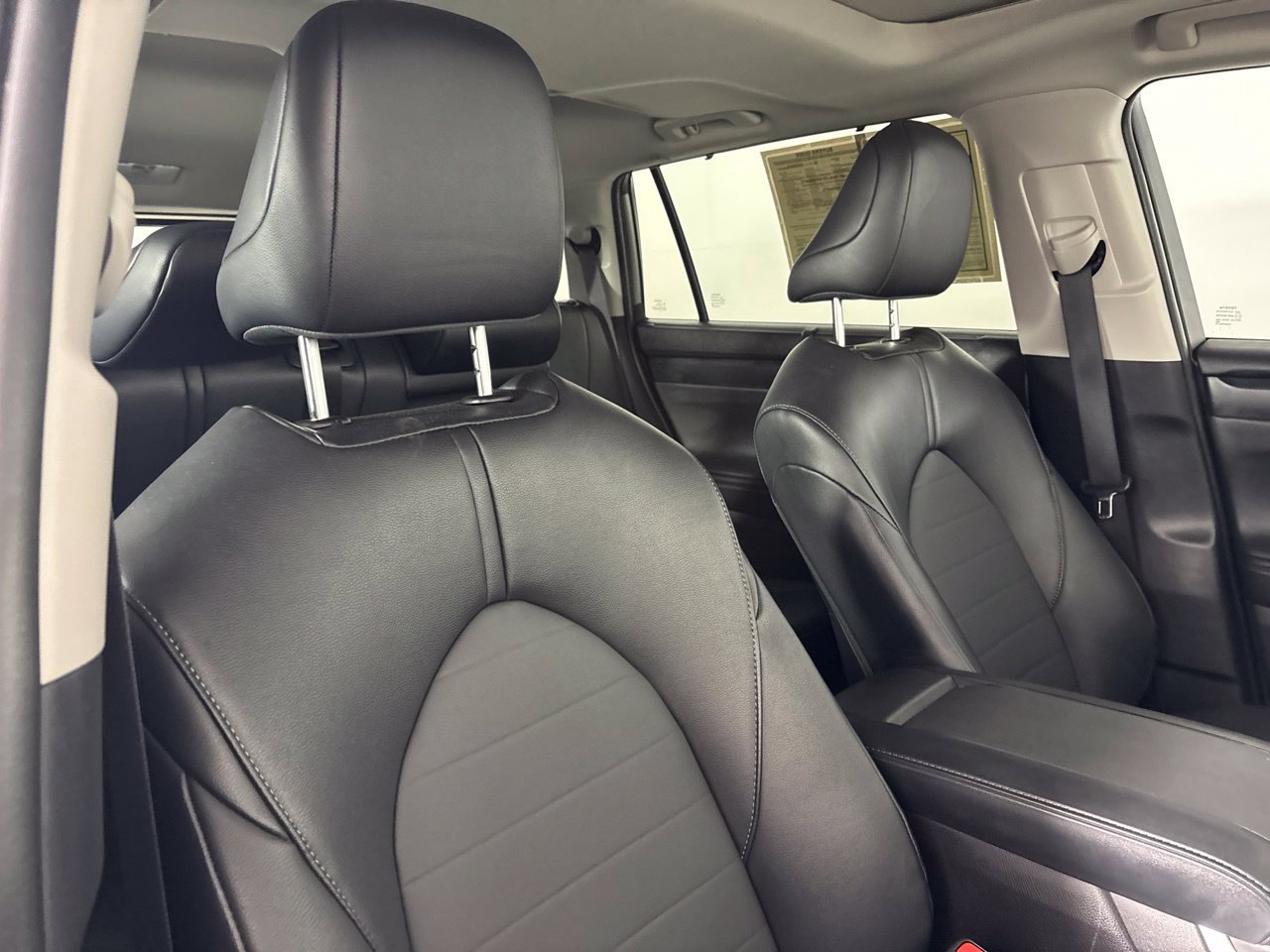 Used 2025 Toyota Highlander XLE FWD image 31